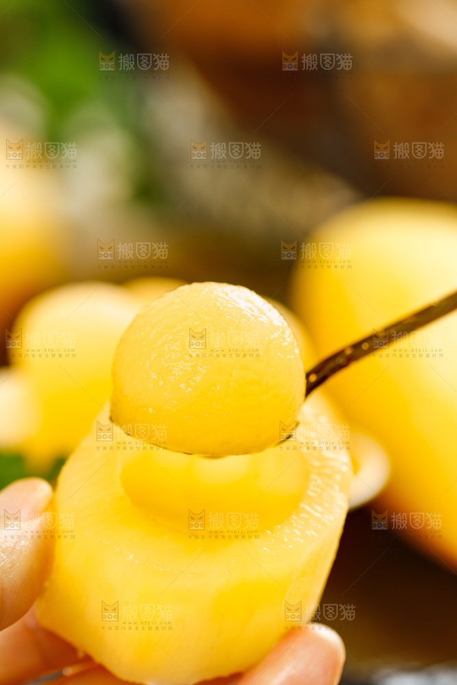 勺子上的雪莲果果肉