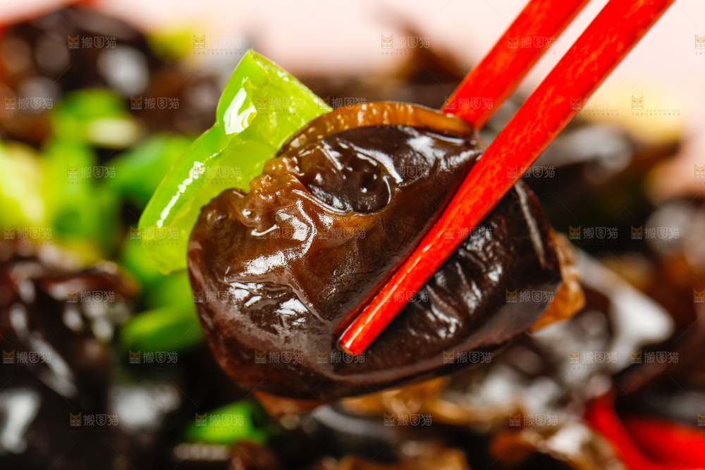 筷子上夹着青椒木耳
