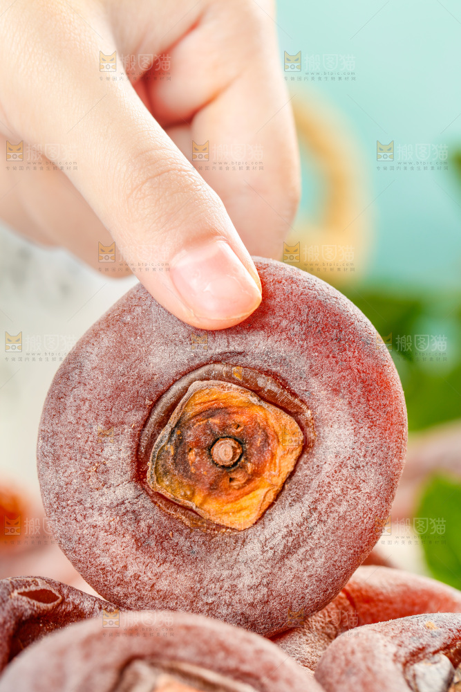 手里拿着霜降圆柿饼