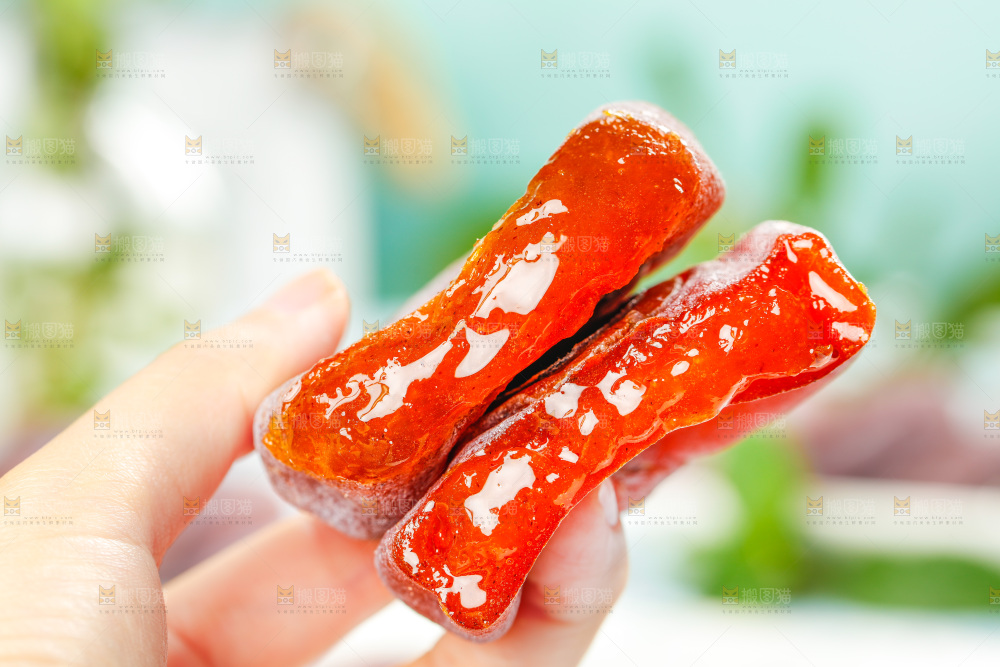 手里拿着流心柿饼