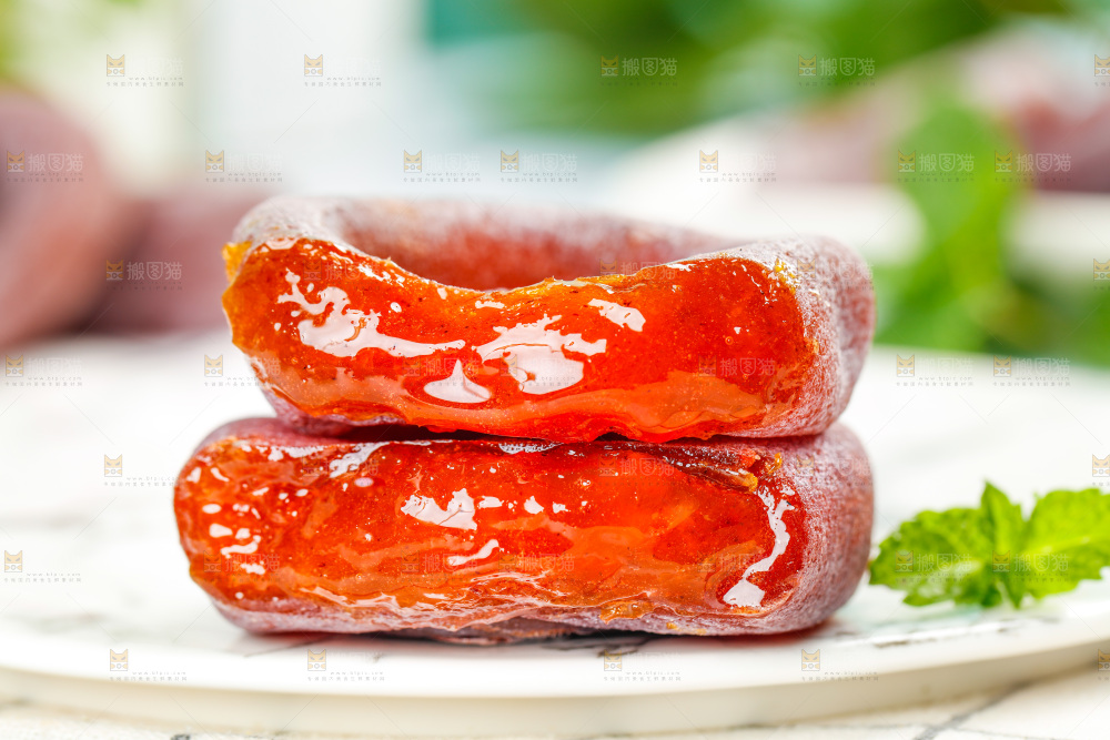 盘子里放着的流心柿饼
