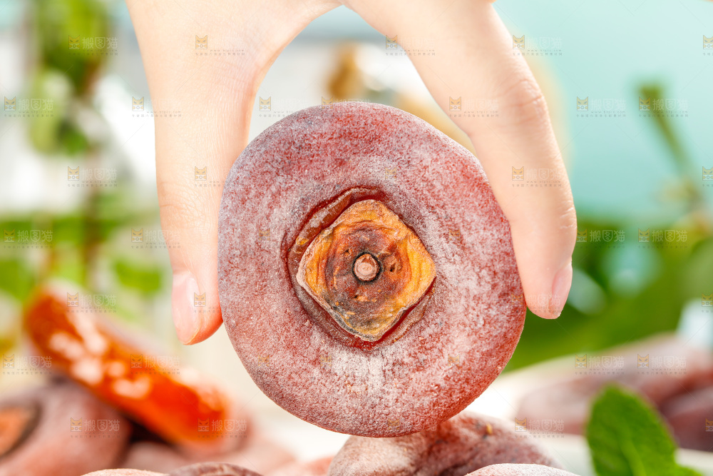 手里拿着霜降圆柿饼