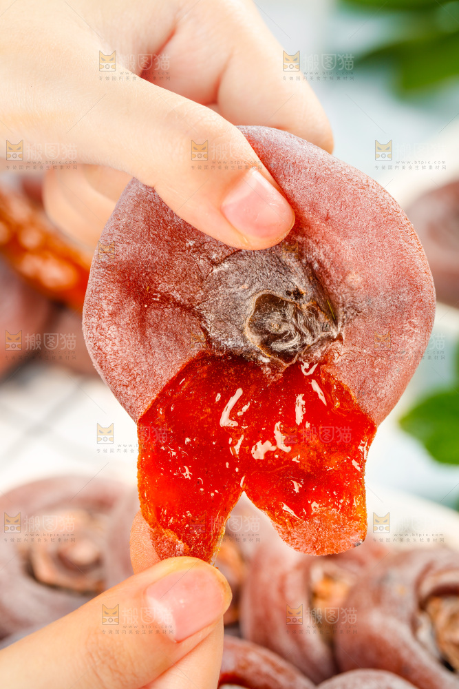 手里拿着流心柿饼