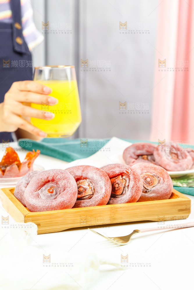 木盘里的霜降流心柿饼