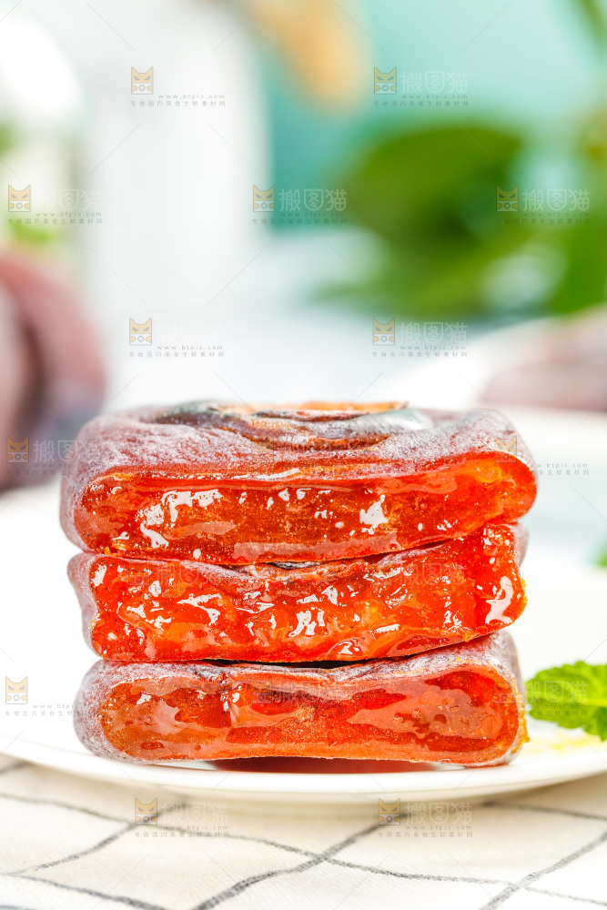 盘子里放着的流心柿饼