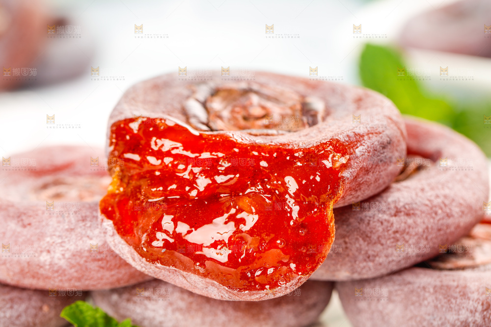 盘子里的霜降流心柿饼