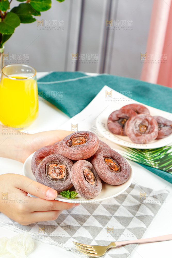 手里端着一盘圆柿饼