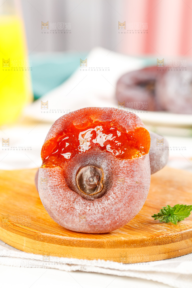 木盘上的霜降流心柿饼