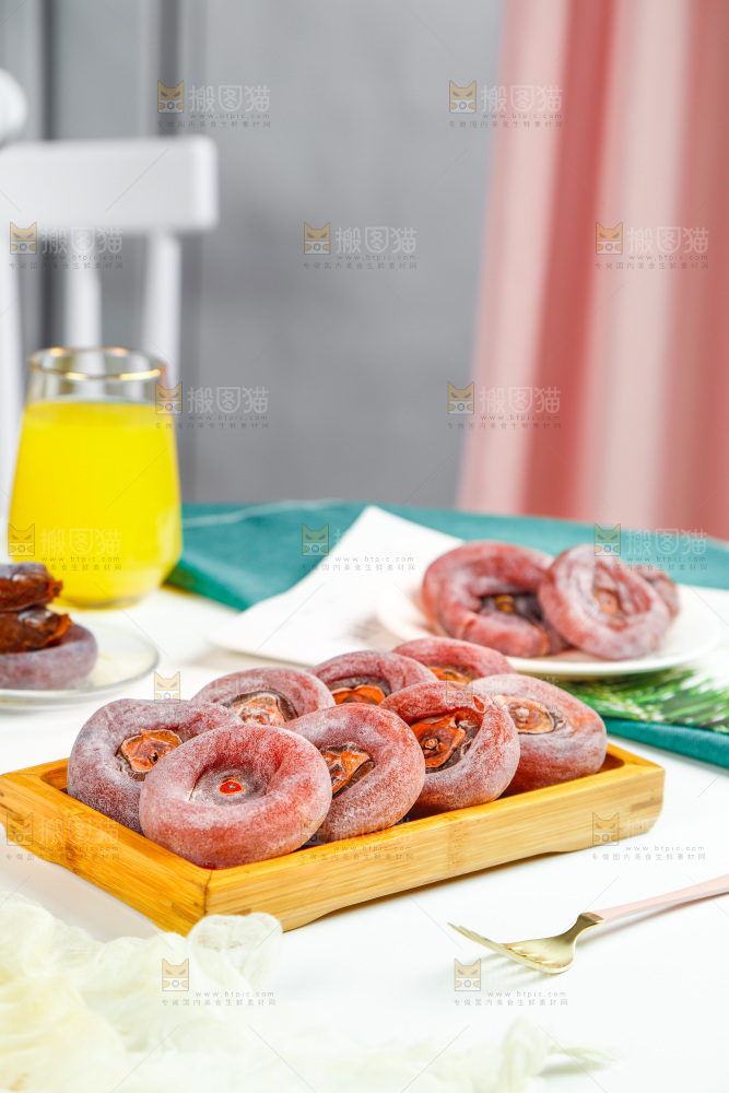 木盘里的霜降流心柿饼