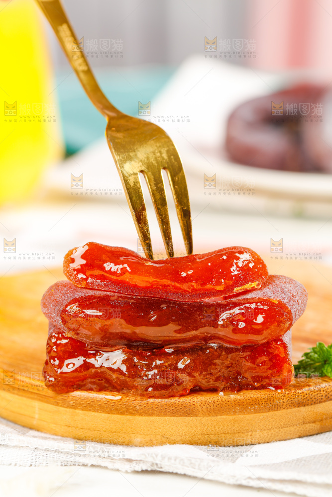 叉子插着流心柿饼