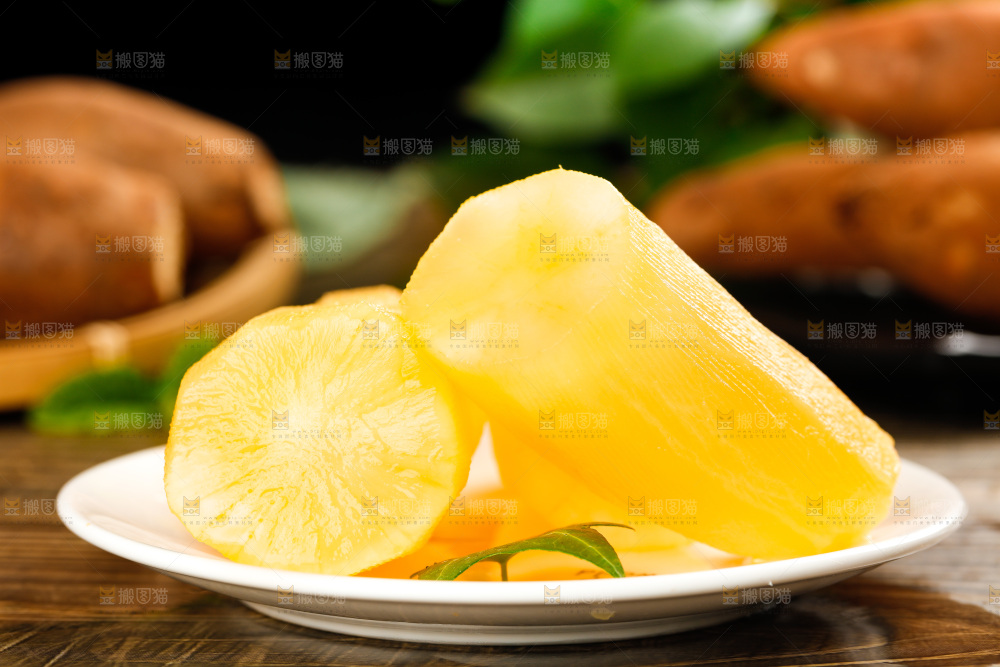 木底上的一盘黄心雪莲果