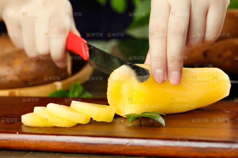 正切着黄心雪莲果