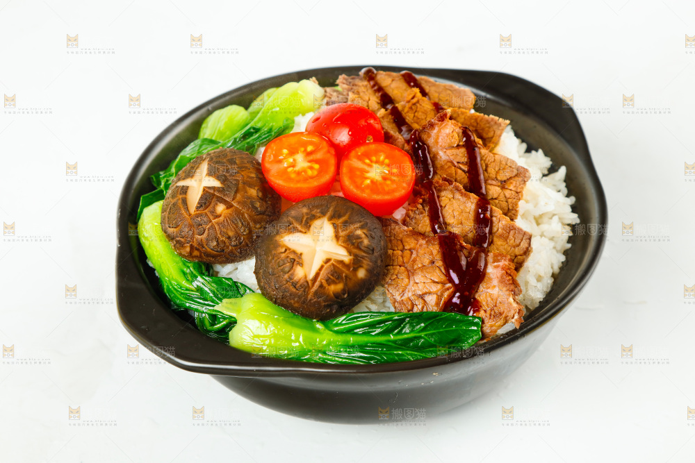 白底上的一碗牛肉盖饭