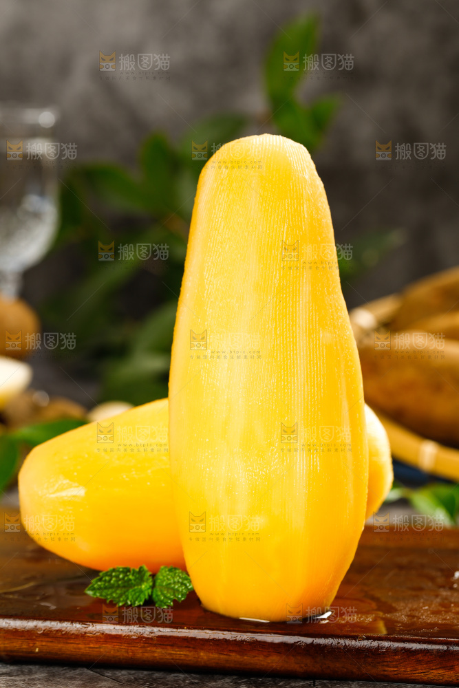 木底上放着的雪莲果