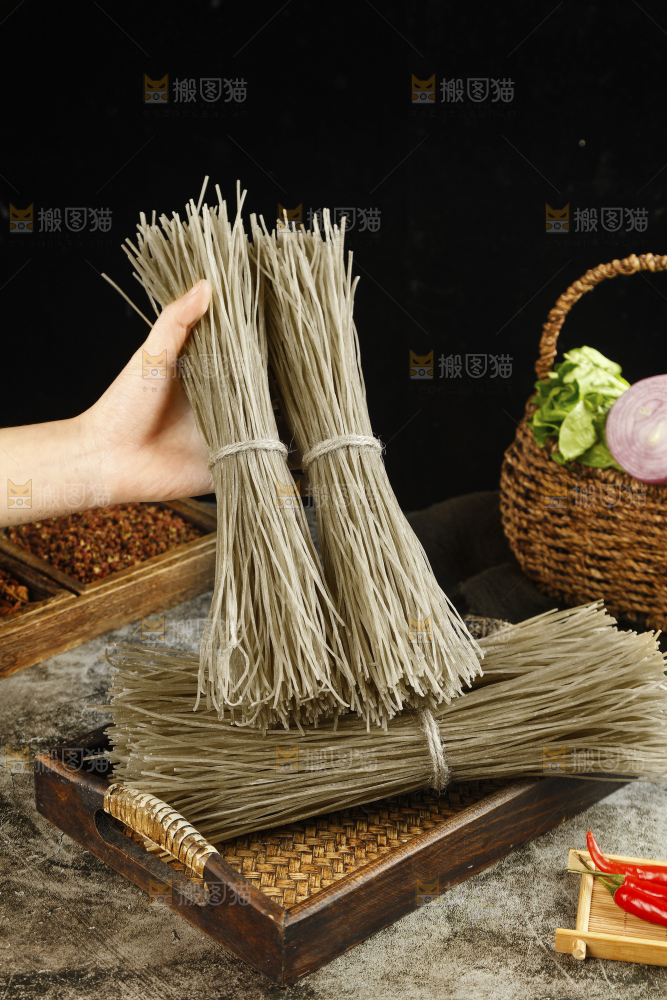 手里拿着红薯粉条
