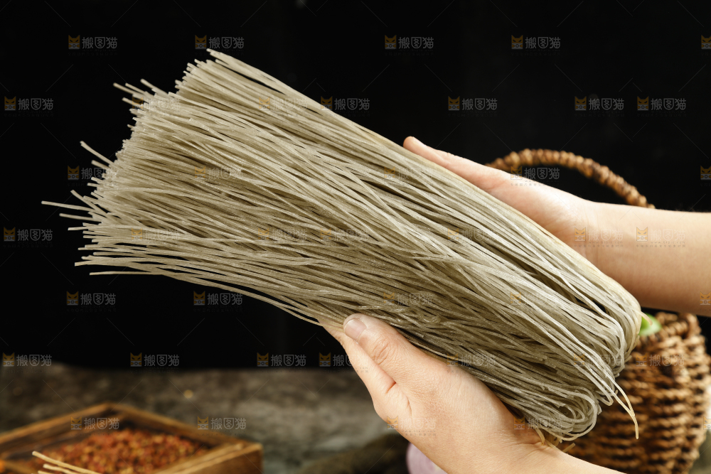 手里拿着红薯粉