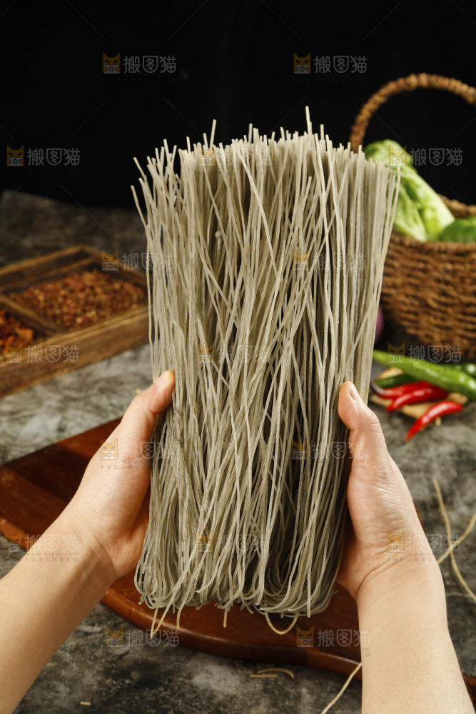 手里拿着红薯粉
