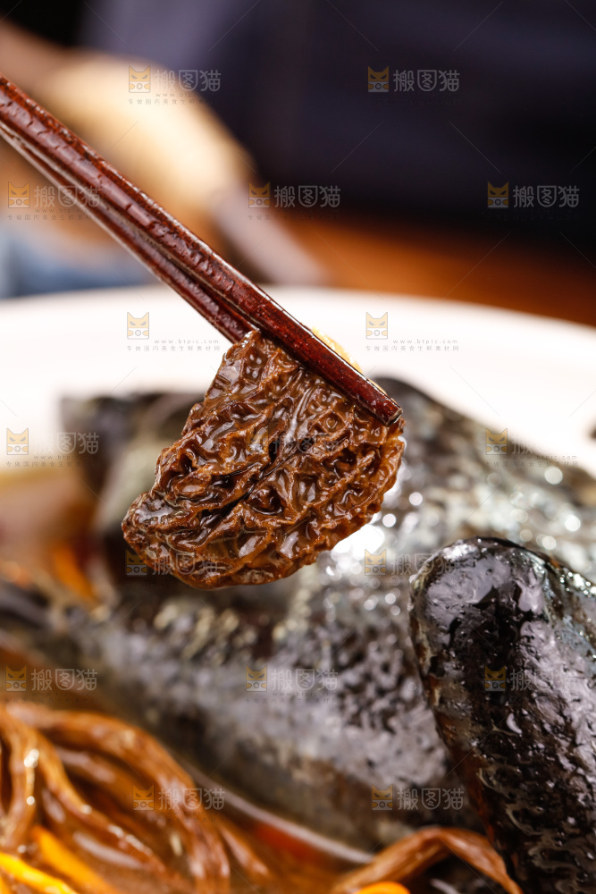 筷子上夹着羊肚菌