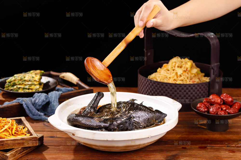 勺子上舀乌鸡汤