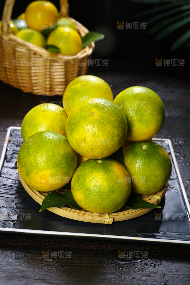 深底上的一篮青皮果冻橙