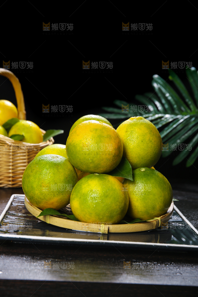 深底上的一篮青皮果冻橙
