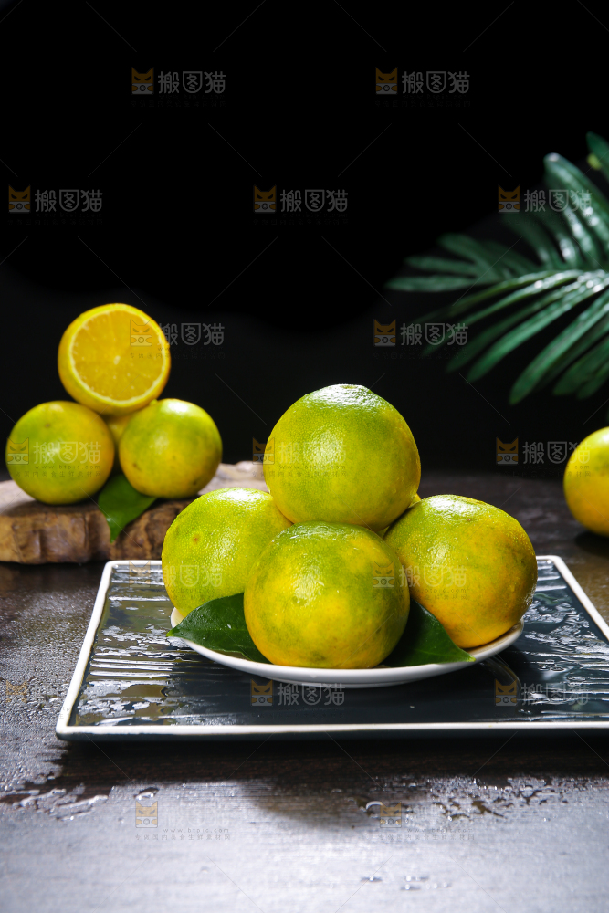 深底上的一盘果冻橙