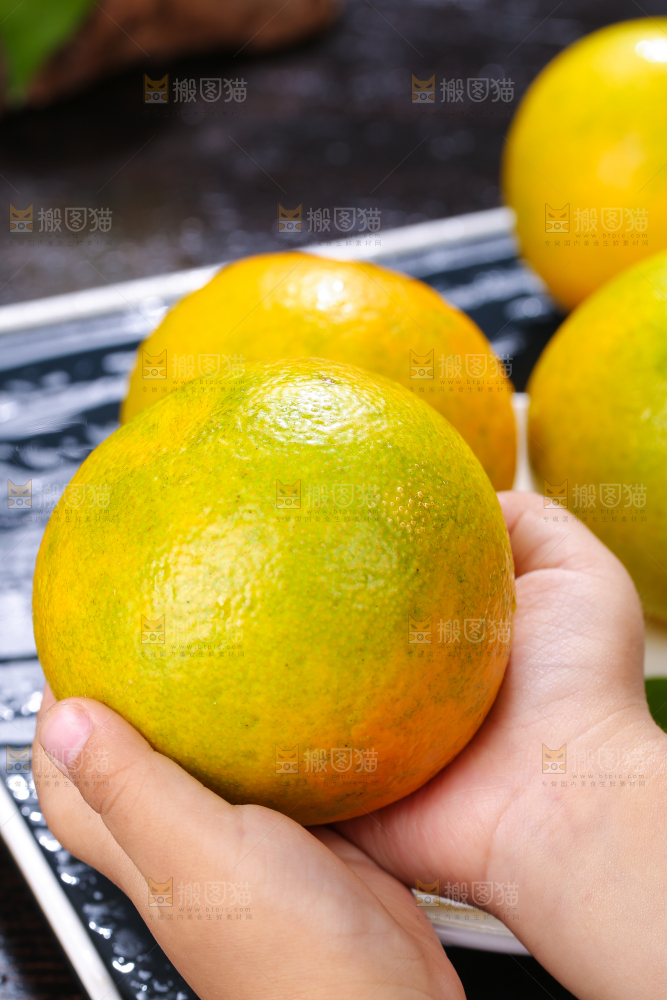 手里拿着爱媛果冻橙