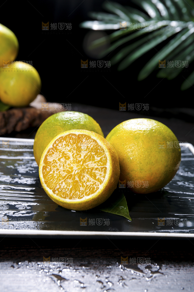 深底上放着的爱媛果冻橙