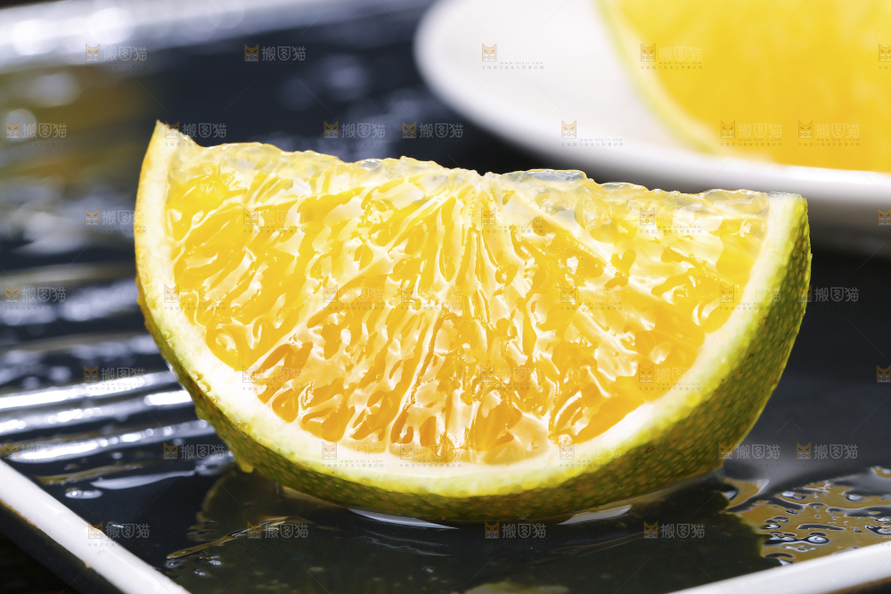 盘子里切块的爱媛果冻橙