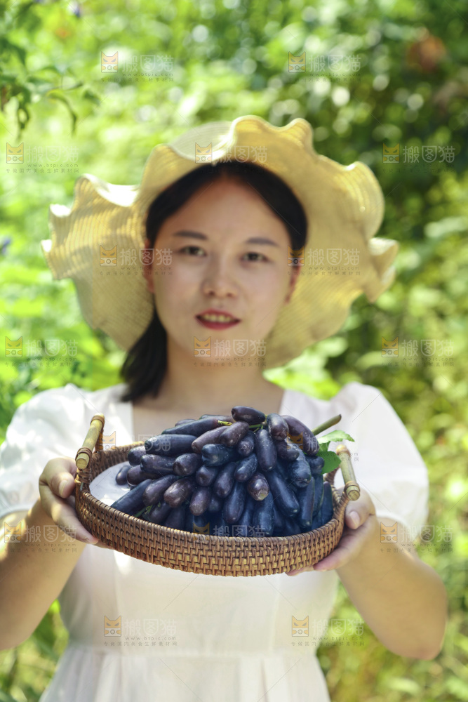 女孩手里的一篮美人指葡萄