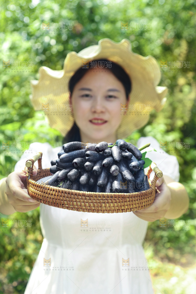 女孩手里的一篮美人指葡萄