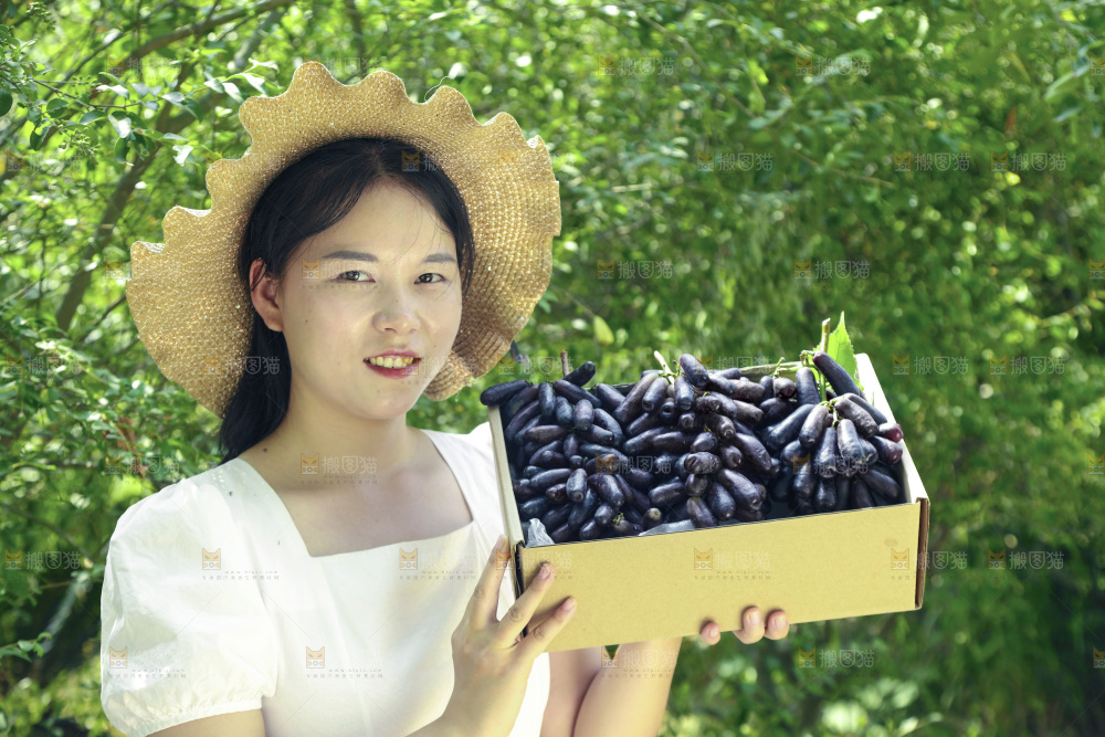 女孩拿着一盒蓝宝石葡萄