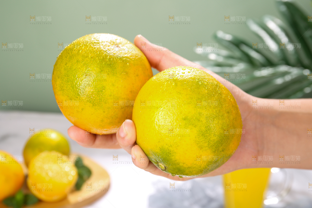 手里拿着爱媛果冻橙