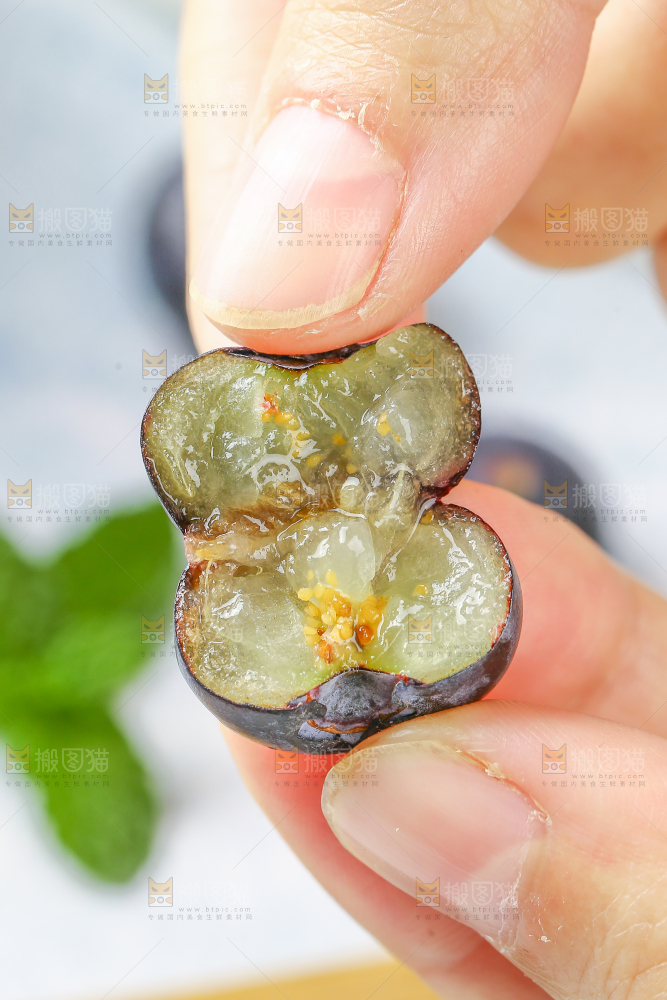 手里拿着蓝莓鲜果