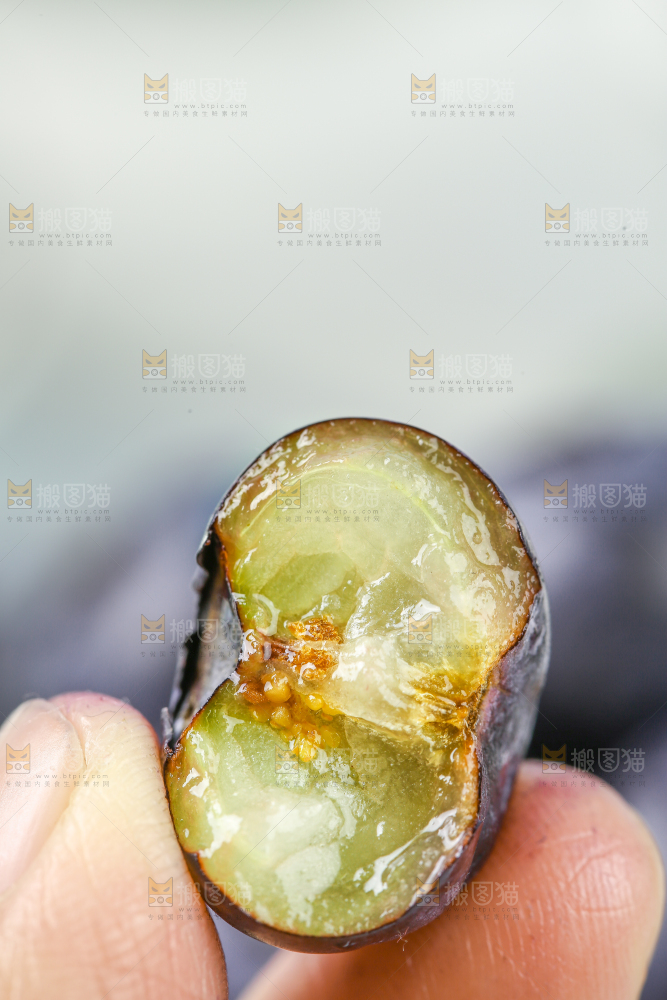 手里拿着蓝莓鲜果
