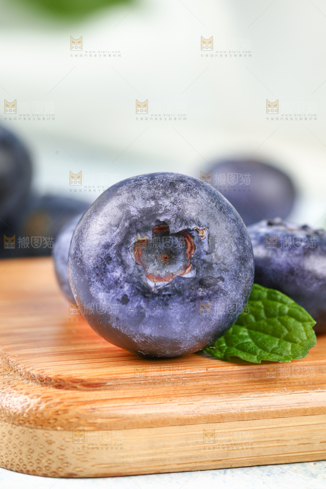 木板上的云南蓝莓