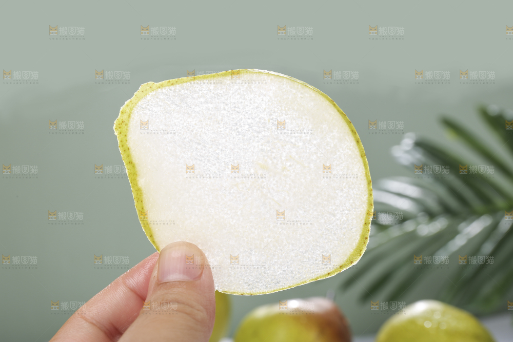 手里拿着香酥梨薄片