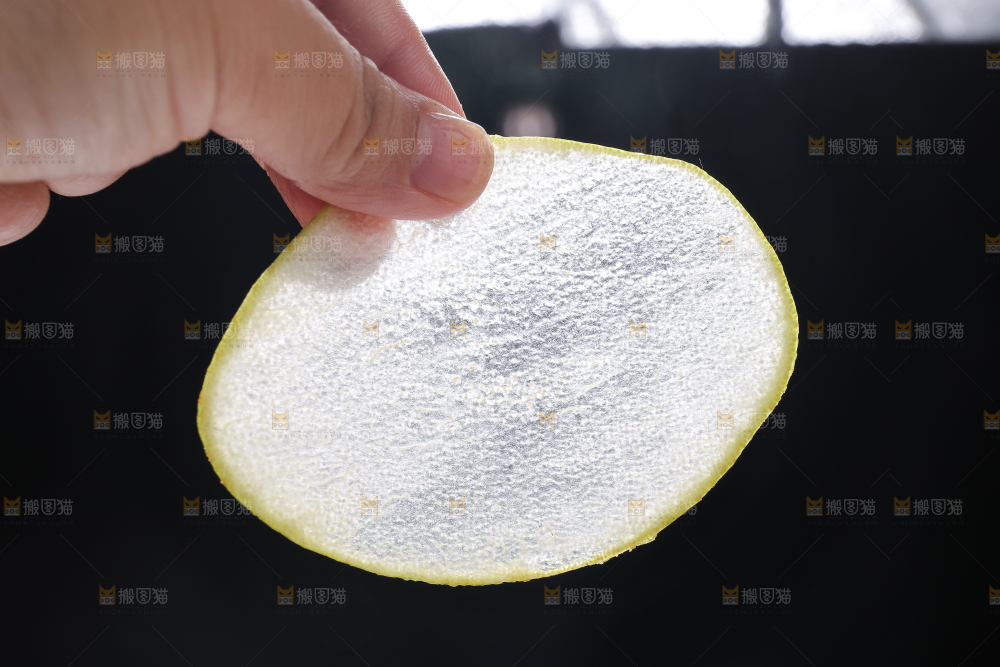 手里拿着切片的红酥梨