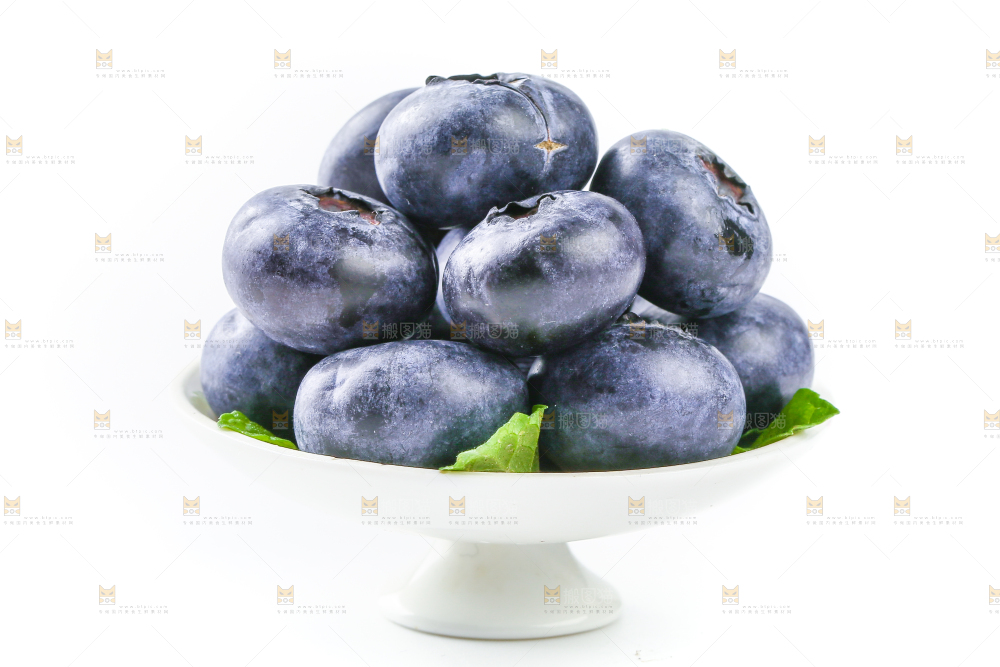 白底上的一碟新鲜蓝莓
