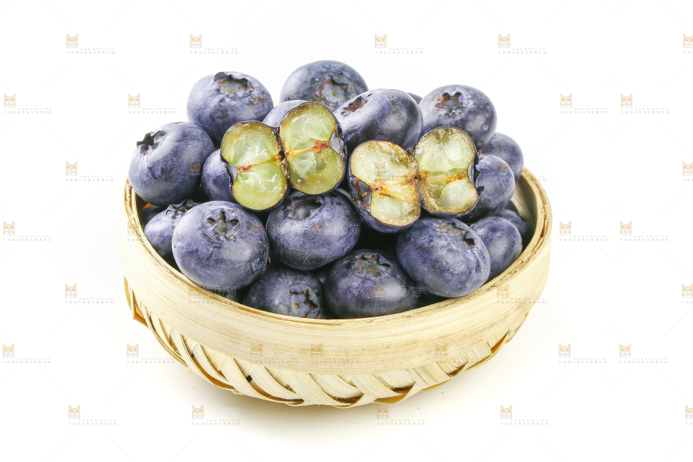 白底上的一篮新鲜蓝莓