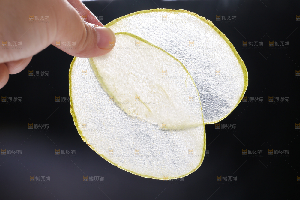 手里拿着切片的红酥梨