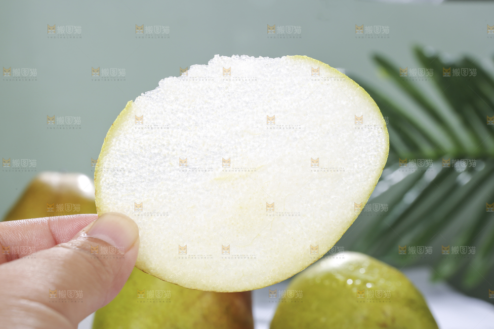 手里拿着香酥梨薄片