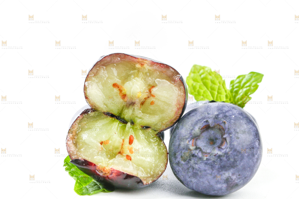 白底上剥开的大蓝莓