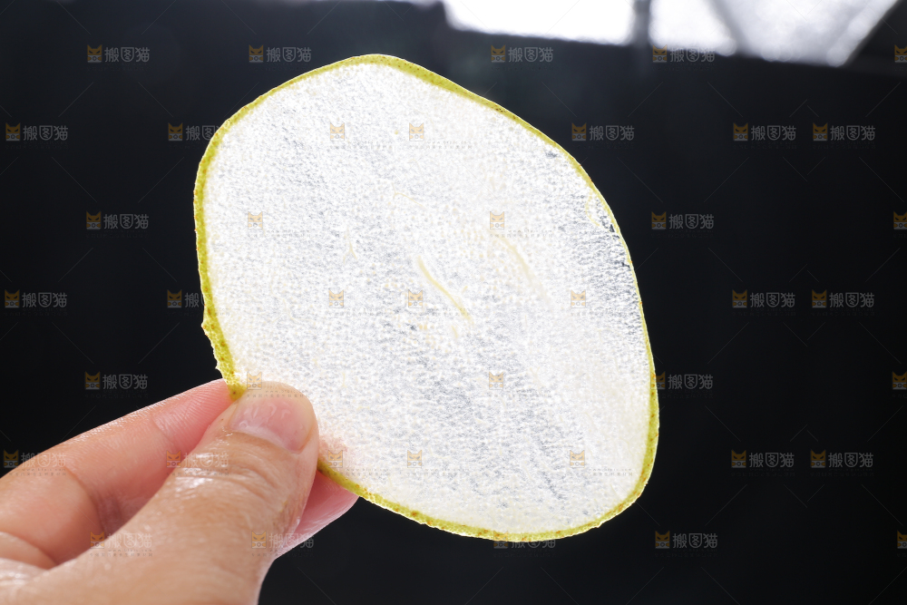手里拿着切片的红酥梨