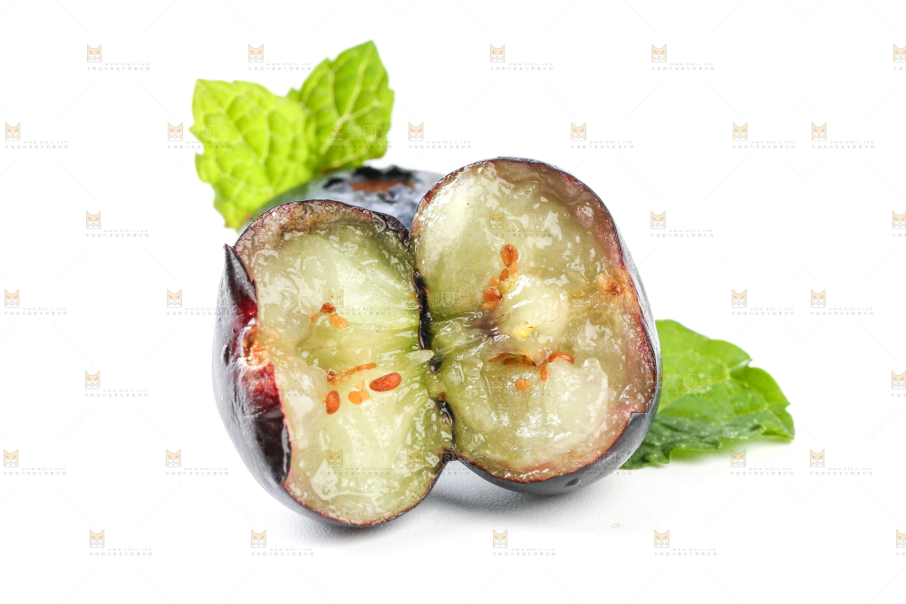白底上剥开的大蓝莓