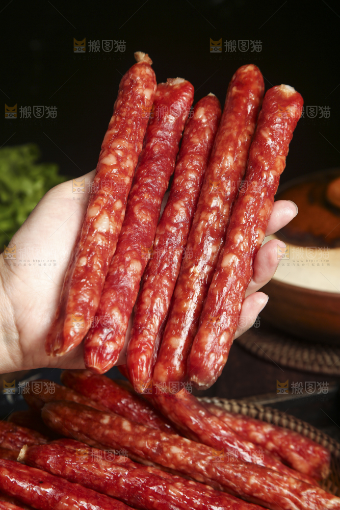 手里拿着广味腊肠