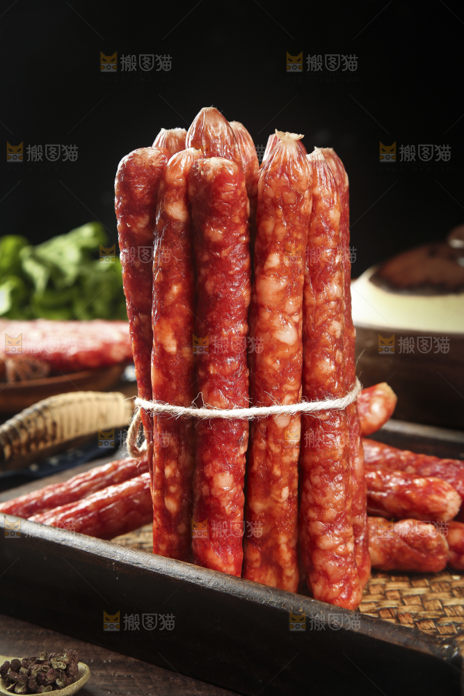 木盘里的广味腊肠