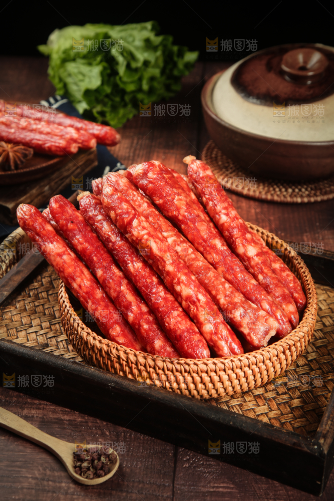 深底上的一篮腊肠