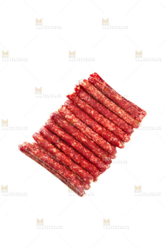 白底上摆放着广式腊肠