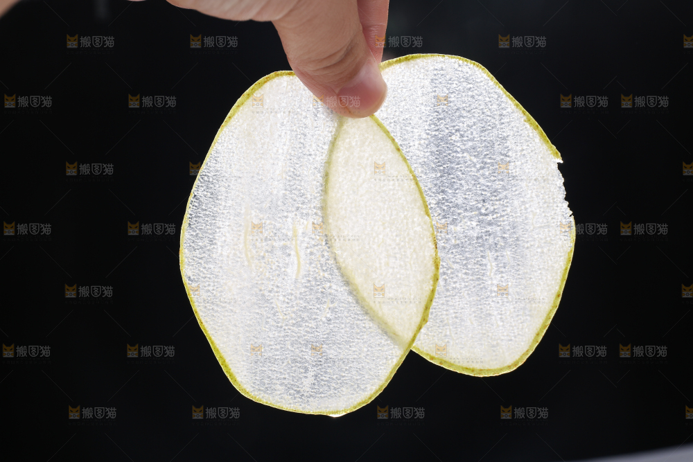 手里的红香酥梨薄片